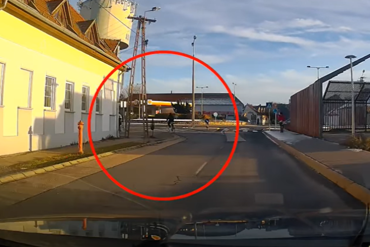 Forgalommal szemben hajtott be a Vásár utcai körforgalomba