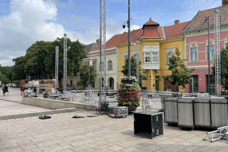 Lázas készülődés a Fő téren - Pénteken kezdődik a Játékfesztivál!