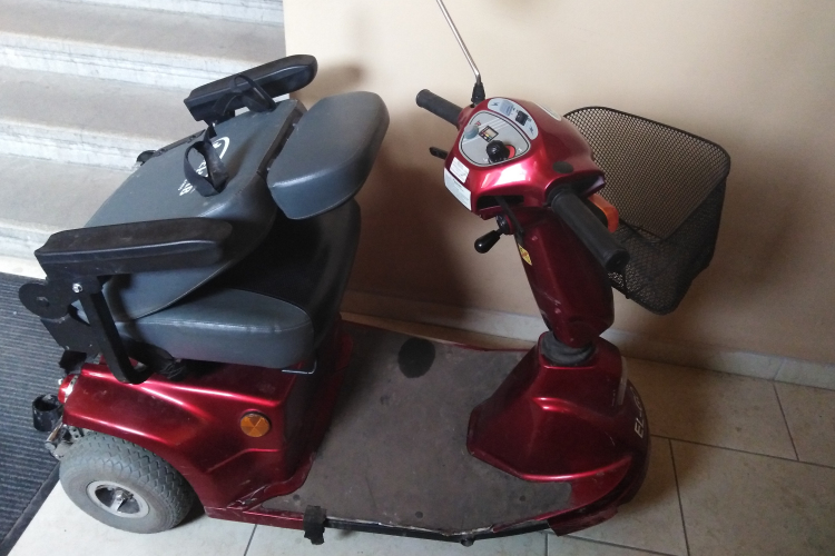 Kerekesszéket lopott