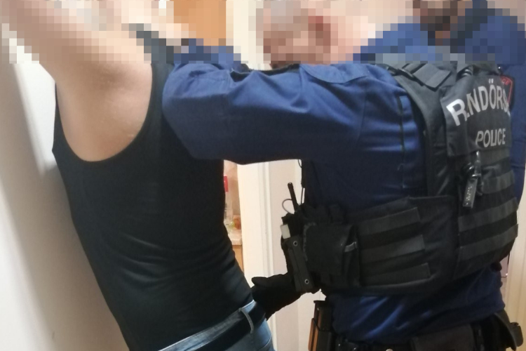 Belevágta a fejszét nyárádi ismerőse házának ajtajába és megfenyegette